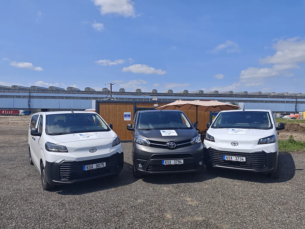 Transferová vozidla - parkování u letiště Praha | U Letadla